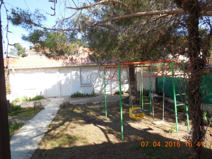 Location de vacances - Villa à Argelès Plage - jardin avec balançoire