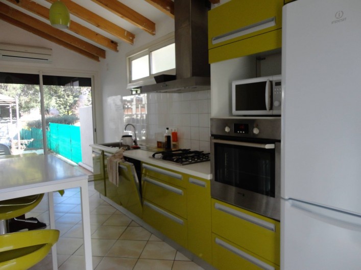 Location de vacances - Villa à Argelès Plage - cuisine très agréable donnant sur le jardin par porte fenêtre