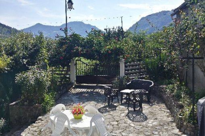 Location de vacances - Maison - Villa à Allevard - cour en étè