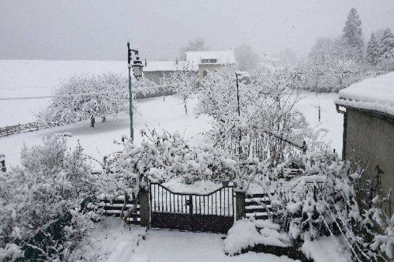 Location de vacances - Maison - Villa à Allevard - cour en hiver