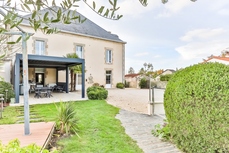 Location de vacances - Chambre d'hôtes à Les Herbiers - Terrasse - Cours