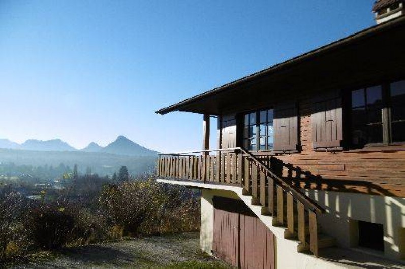 Location de vacances - Chalet à Menthon-Saint-Bernard - Le chalet  vue de face à votre arrivée