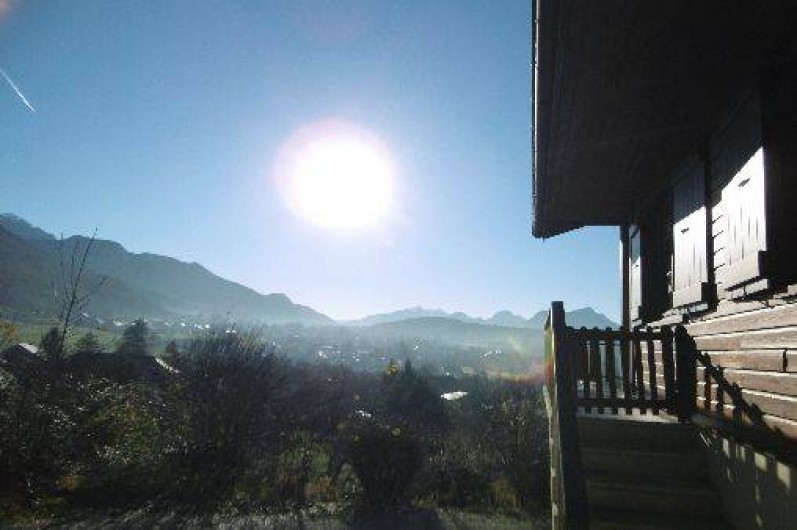 Location de vacances - Chalet à Menthon-Saint-Bernard - une des façades du chalet avec ensoleillement optimal