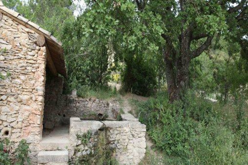 Location de vacances - Gîte à Saint-Saturnin-lès-Apt - Le lavoir