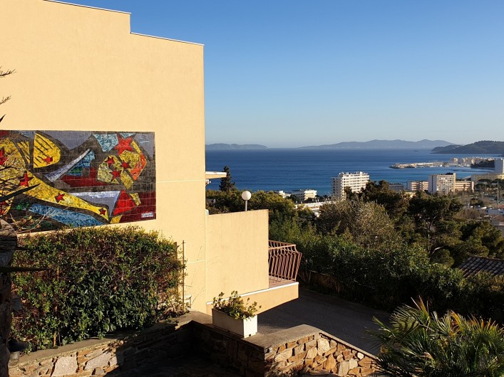Location de vacances - Studio à Le Lavandou - Vue mer depuis la résidence