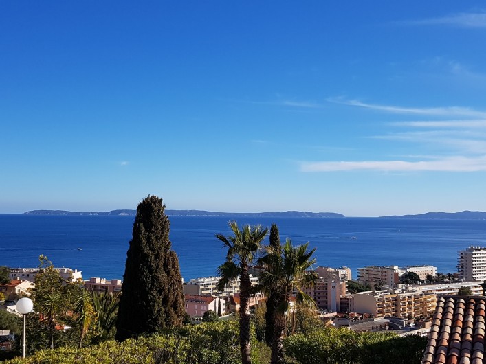 Location de vacances - Studio à Le Lavandou - Mer azur et îles d'or à l'horizon