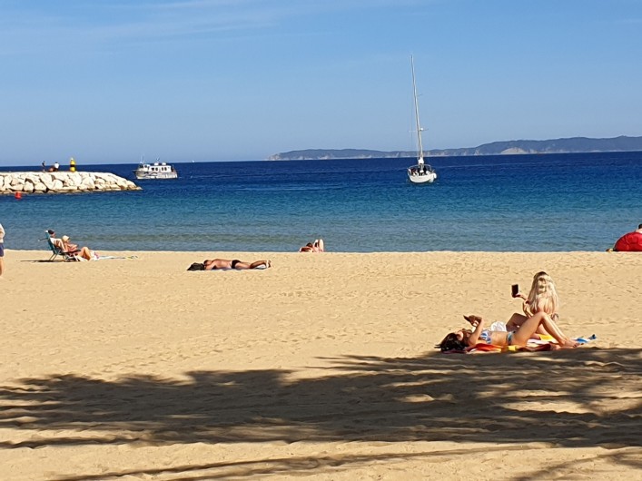 Location de vacances - Studio à Le Lavandou - Une des 11 plage du Lavandou en avril