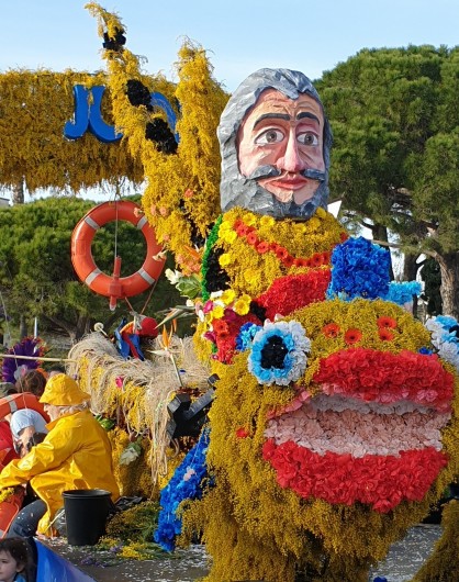 Location de vacances - Studio à Le Lavandou - Corsos fleuris en février et en mars