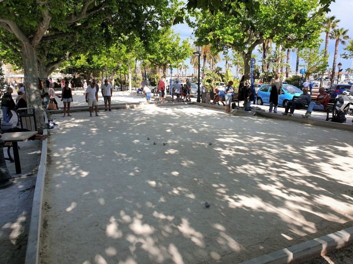 Location de vacances - Studio à Le Lavandou - Pétanque sur le bord de mer