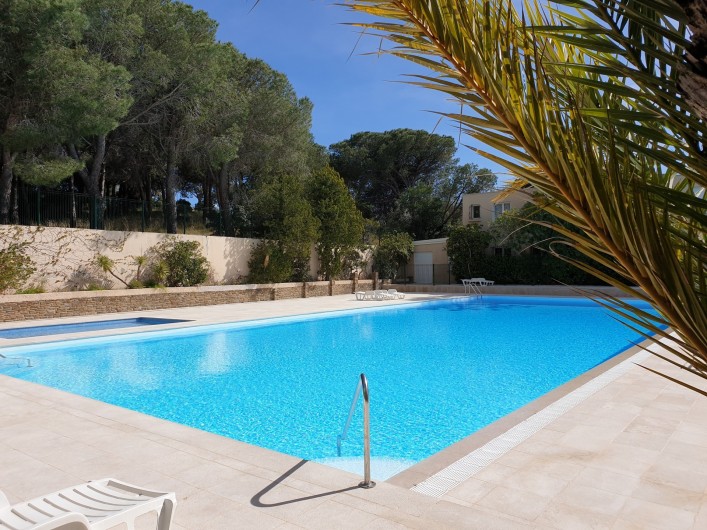 Location de vacances - Studio à Le Lavandou - Piscine de 25 m avec escalier. Pataugeoire pour enfants