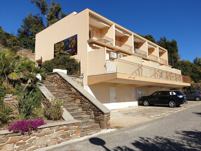 Location de vacances - Studio à Le Lavandou - bâtiment et parking