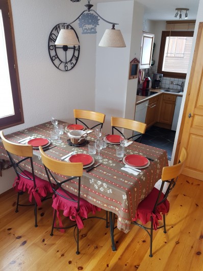 Location de vacances - Appartement à Le Grand-Bornand - Salle à Manger 1/2