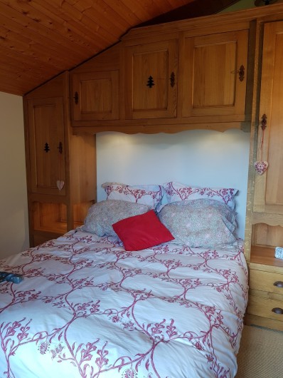 Location de vacances - Appartement à Le Grand-Bornand - Chambre des parents avec son balcon privatif 1/2