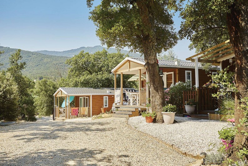 Location de vacances - Camping à Laroque-des-Albères - Hébergements avec vue sur la montagne