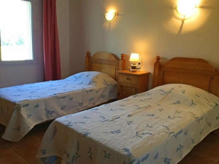 Location de vacances - Gîte à Bédarrides - Chambre avec deux lits simple