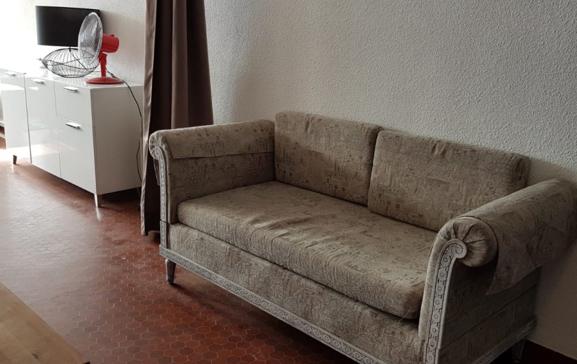 Location de vacances - Appartement à Le Barcarès - canapé avec 1 couchage pièce qui peut être isolée