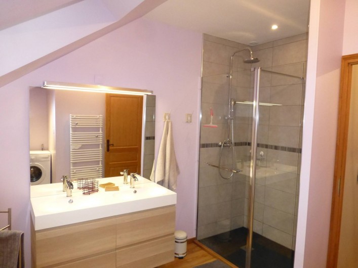 Location de vacances - Gîte à Essômes-sur-Marne - salle de bain avec douche spacieuse