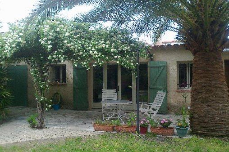 Location de vacances - Villa à Golfe-Juan - Coin repas à l'extérieur, à l'ombre.