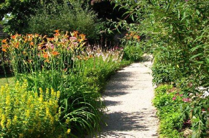 Location de vacances - Chambre d'hôtes à Beaune - Petit chemin à l'entrée du jardin fleuri de la Terre d'Or à Beaune.