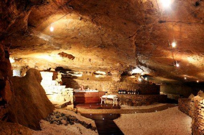 Location de vacances - Chambre d'hôtes à Beaune - Jacuzzi dans la grotte insolite sous la Terre d'Or, à Beaune.