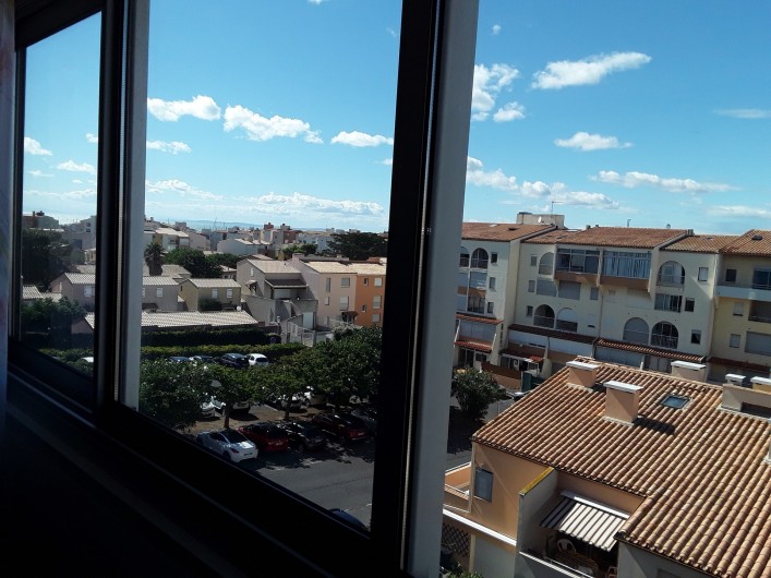 Location de vacances - Appartement à Agde - vue de la loggia avec vue sur l'ile des pêcheurs et la chaîne des Pyrénées