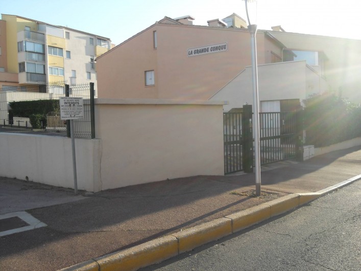 Location de vacances - Appartement à Agde - vue de l'entrée pour parking privatif N°46
