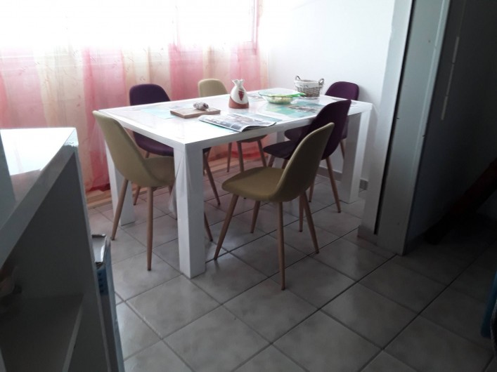 Location de vacances - Appartement à Agde - loggia coin repas