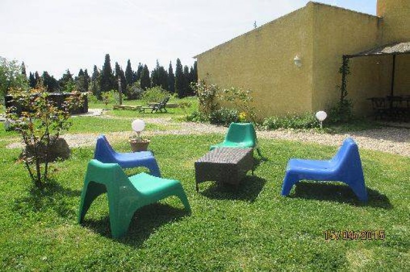 Location de vacances - Gîte à Salon-de-Provence - Les fauteuils devant le gîte