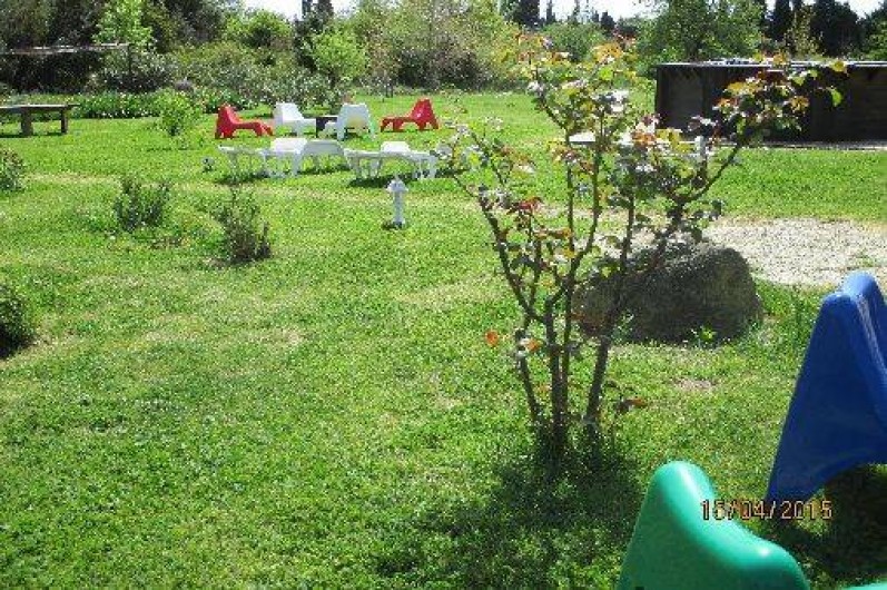 Location de vacances - Gîte à Salon-de-Provence - Vue d'une partie du jardin devant le gîte