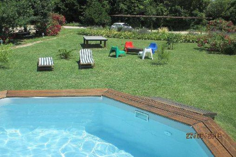 Location de vacances - Gîte à Salon-de-Provence - La piscine, la table de ping pong et les fauteuils dans le jardin