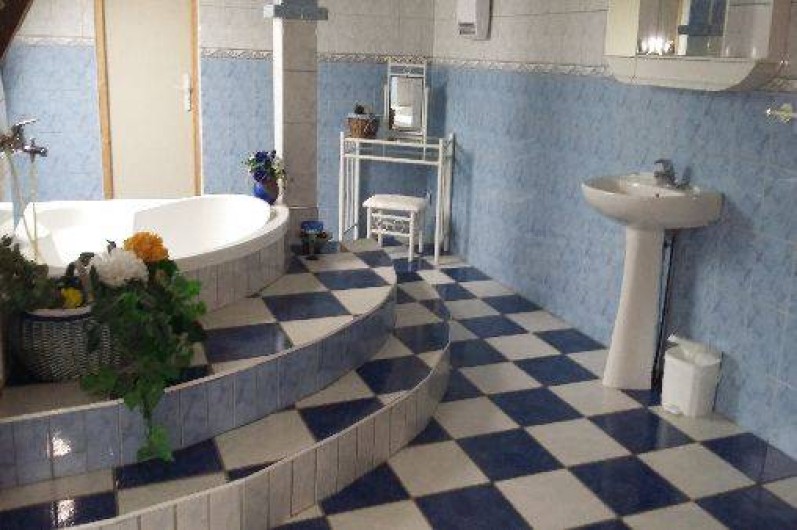 Location de vacances - Gîte à Autun - salle de bain étage