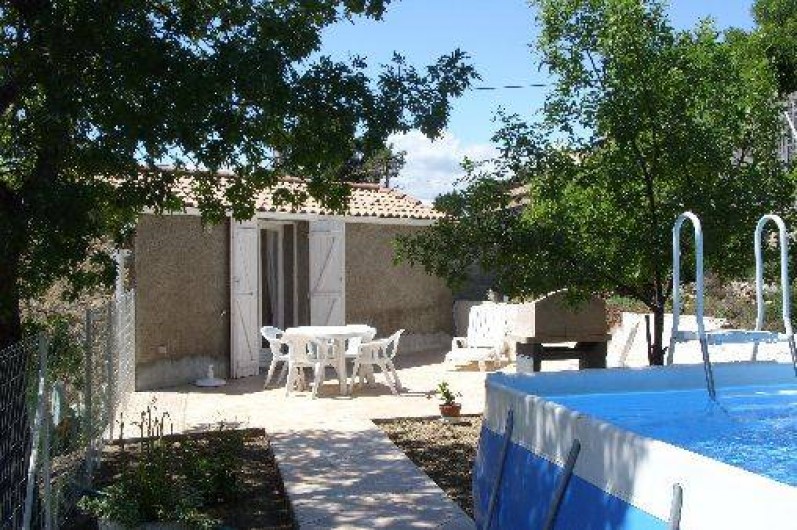 Location de vacances - Gîte à Bize-Minervois - terrasse coin repas barbecue avec piscine(5x3m) au premier plan
