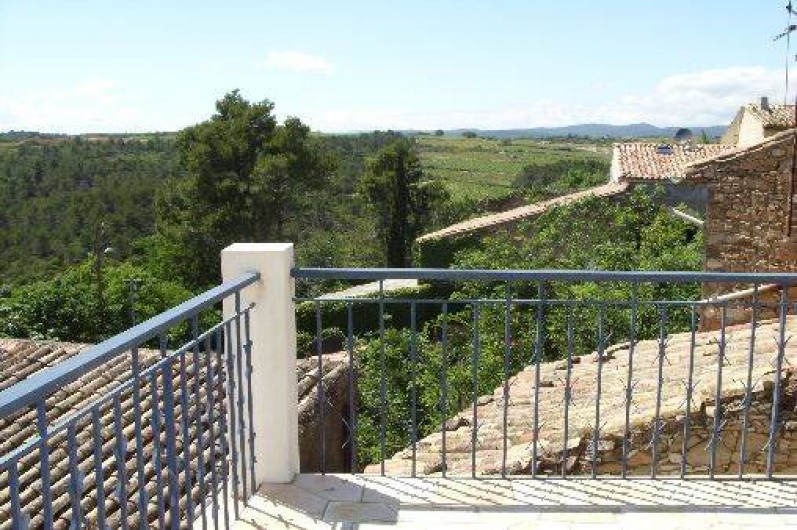 Location de vacances - Gîte à Bize-Minervois - terrasse au couchant avec vue sur les toits