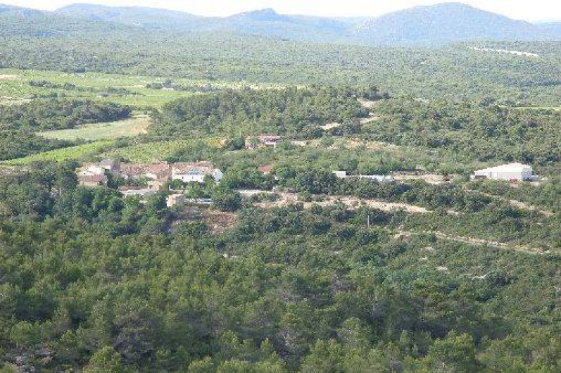 Location de vacances - Gîte à Bize-Minervois - vue d'ensemble du hameau