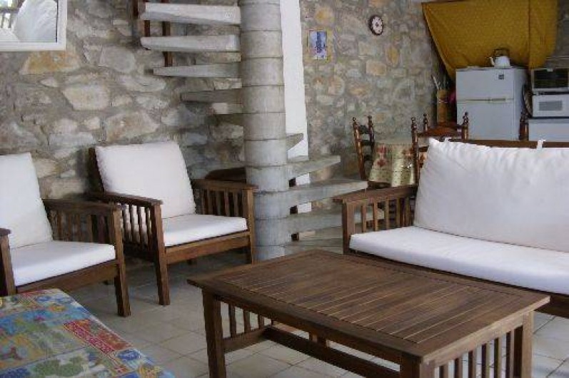 Location de vacances - Gîte à Bize-Minervois - coin séjour avec perspective sur le coin repas