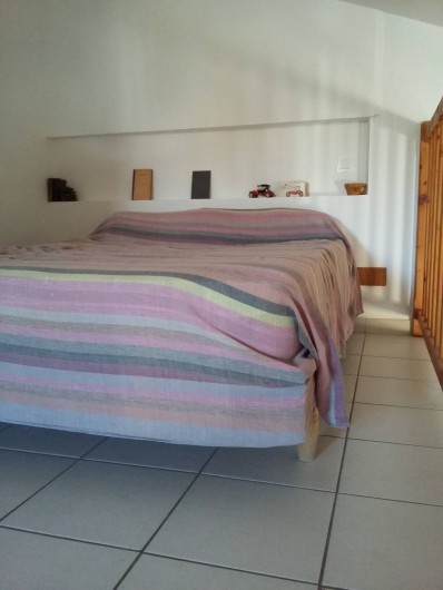 Location de vacances - Gîte à Bize-Minervois - lit double sur la mezzanine