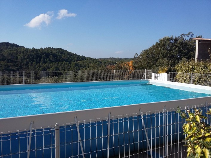 Location de vacances - Gîte à Bize-Minervois - piscine hors sol(7x4m) clôturée avec vue à droite sur l'auvent de l'abri voiture
