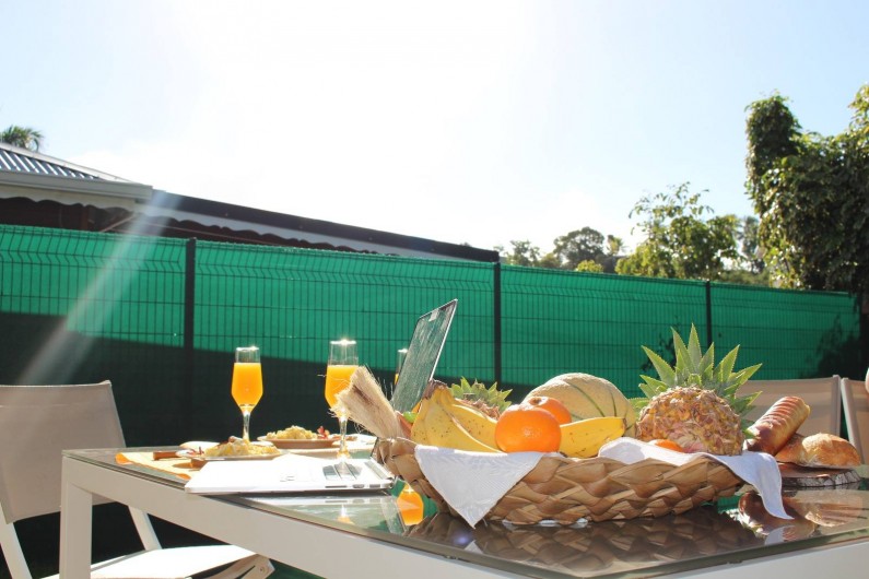 Location de vacances - Maison - Villa à Le Gosier - Petit Dej' vitaminé plein soleil en terrasse