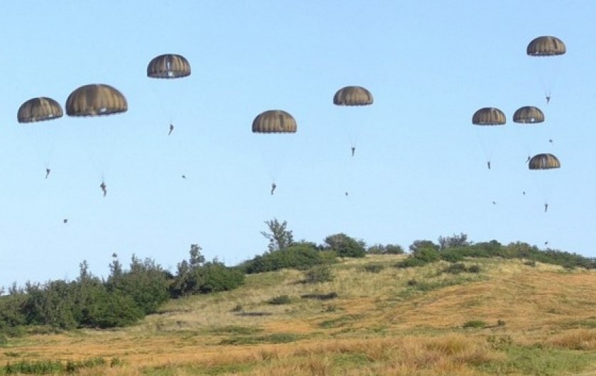 Location de vacances - Bungalow - Mobilhome à L'Étang-Salé - SPECTACLE D'EXERCICE DU LARGAGE DU 2EME RPIMA
