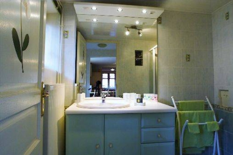 Location de vacances - Gîte à Maisonsgoutte - salle d'eau avec douche extra-plate
w.c séparé
