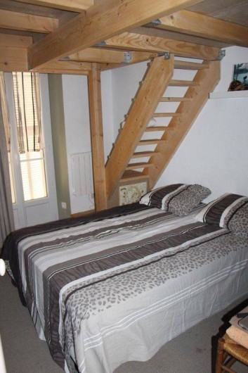 Location de vacances - Appartement à Hyères - Chambre avec lit en 140/200