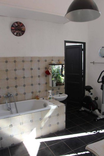 Location de vacances - Appartement à Hyères - Salle de bain avec baignoire/douche