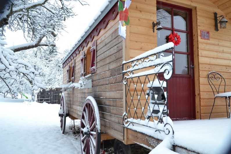 Location de vacances - Roulotte à Saint-Michel-sur-Meurthe - la roulotte sous la neige;; mais bien au chaud à l interieur