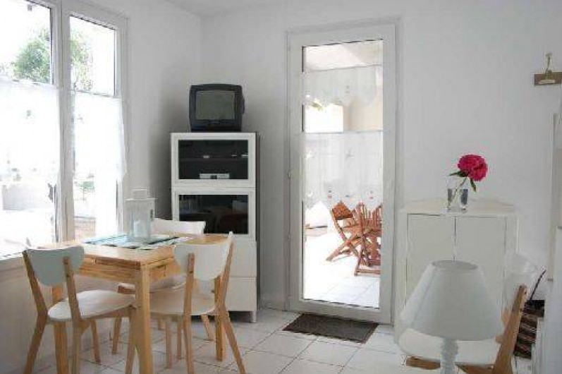 Location de vacances - Maison - Villa à Saint-Clément-des-Baleines - salon coin repas dans location 3/5 personnes avec piscine chauffée