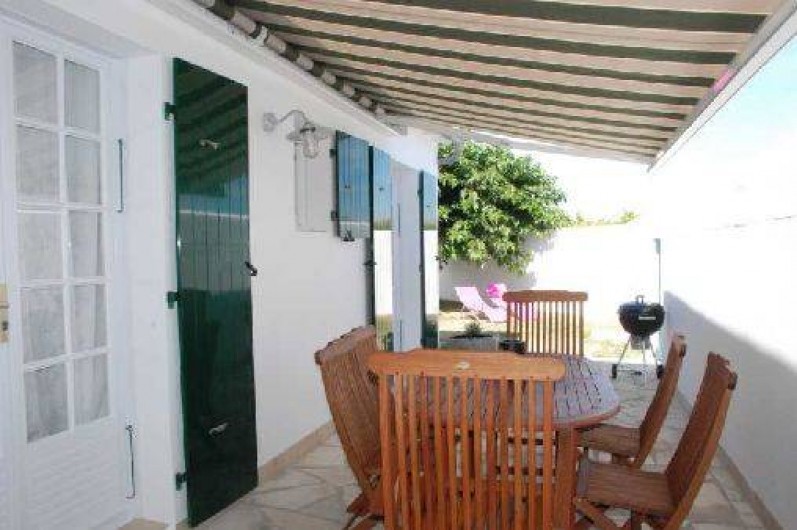 Location de vacances - Maison - Villa à Saint-Clément-des-Baleines - terrasse sur jardin aménagé villa du phare " chambres