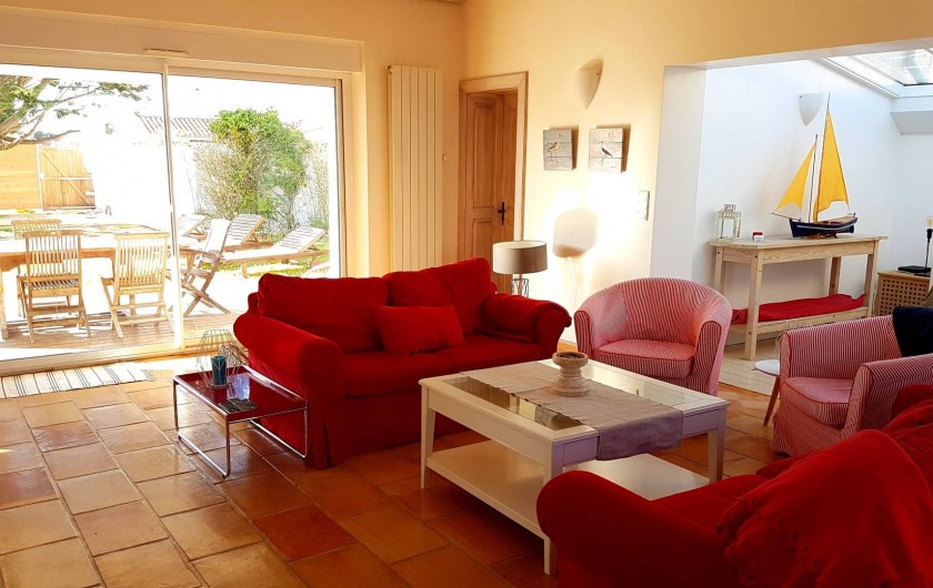 Location de vacances - Maison - Villa à Saint-Clément-des-Baleines - salon ouvert sur jardin dans villa Re privative de 6/8 personnes