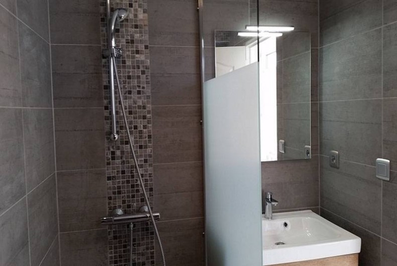 Location de vacances - Maison - Villa à Saint-Clément-des-Baleines - salle de douche des locations residence piscine