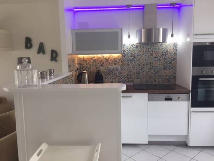 Location de vacances - Maison - Villa à Saint-Clément-des-Baleines - cuisine americaine dans location, piscine chauffée de 3 ch 6/8personnes