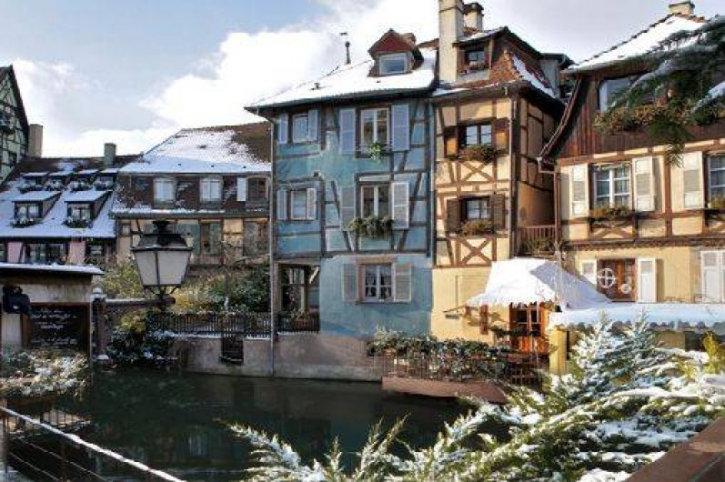 Location de vacances - Appartement à Colmar - La maison bleue en hiver