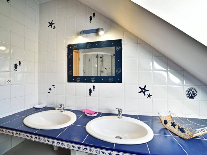 Location de vacances - Gîte à Turenne - 1ère salle d'eau avec douche